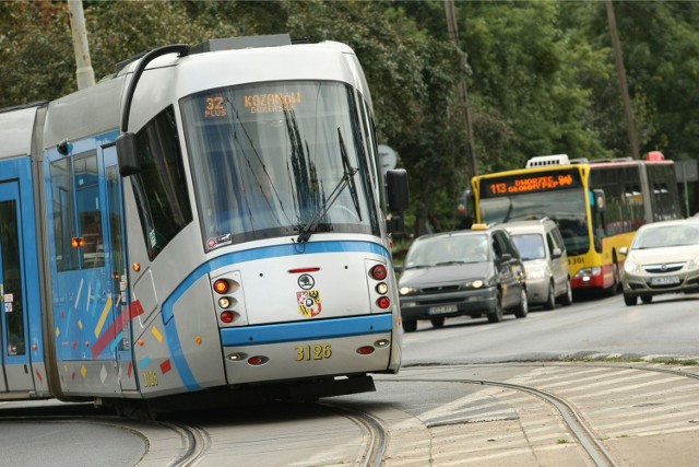 Tramwaj jedzie, wszyscy stoją, w tym autobusy, które także wożą pasażerów. Skąd my to znamy? To jeden z wrocławskich absurdów