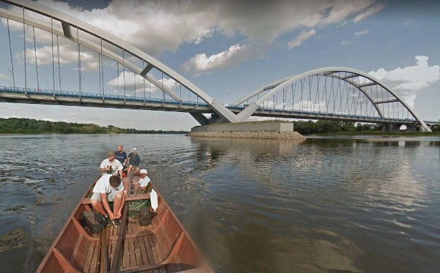 W aplikacji Google Street View możemy wybrać się na wirtualny spływ po rzece Wiśle. Na pomysł wpadła Fundacja WWF Polska.Google Street View oferuje wirtualny spływ przez blisko 300 kilometrowy odcinek rzeki Wisły. Dla mieszkańców Torunia najbardziej interesującym będzie jednak odcinek rzeki, nad którym leży gród Kopernika.Zobacz także: Jest zgoda KE na BIT City II w ToruniuZdjęcia w aplikacji wykonano w porze letnie, ponieważ na Bulwarze Filadelfijskim można dostrzec scenę plenerową oraz przycumowane do nabrzeża barki. W pas kłania się praktycznie cała toruńska panorama: mury wraz bramą Mostową i Żeglarską oraz Klasztorną. Widoczna jest również katedra śś. Janów, ruiny zamku krzyżackiego oraz wszystkie kamienice leżące przy dawnych murach obronnych Starego Miasta.NowosciTorun