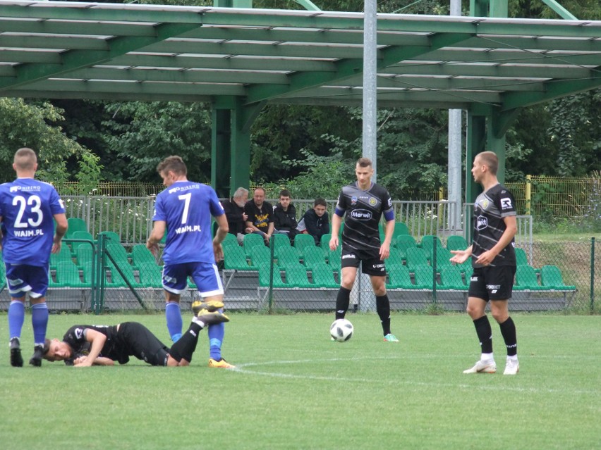 Piłkarze toruńskiej Elany zwyciężyli 2:0 z Mieszkiem Gniezno...