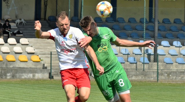 IV liga małopolska, grupa zachodnia: MKS Trzebinia - KS Chełmek 3:0. Na zdjęciu: Michał Kowalik (z lewej), autor dwóch goli dla Trzebini, w walce z Jackiem Weseckim  z Chełmka.