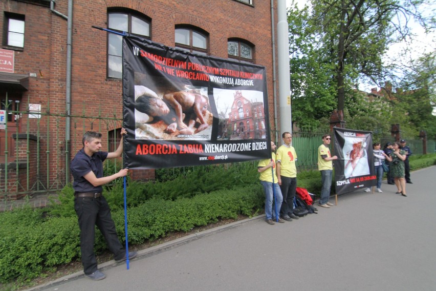 Antyaborcyjny protest pod szpitalem. "Zamordowano 67 nienarodzonych dzieci" [ZDJĘCIA, WIDEO]