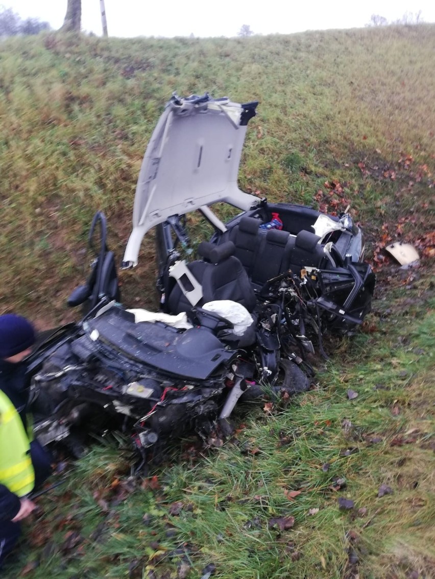 Bargłów Dworny. Śmiertelny wypadek na DK 61. Po zderzeniu z mercedesem zginął kierowca audi. Droga była zablokowana [ZDJĘCIA]