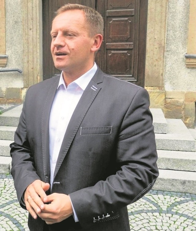 Hubert Papaj próbuje uspokajać, że wbrew posłom PO w Jeleniej Górze nie głosował żaden członek partii, tylko ludzie z klubu