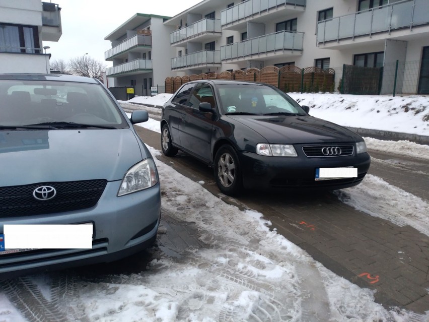 Audi zaparkowało na chodniku przy Hetmańskiej