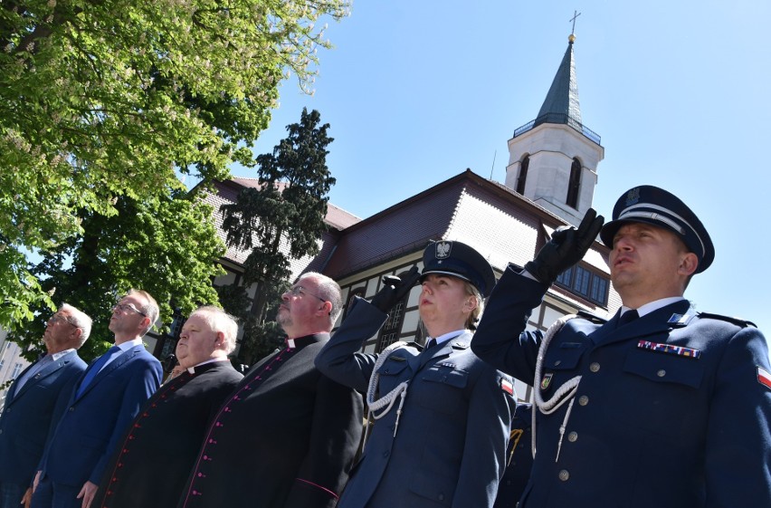 Księża i policjanci razem przy kościele pw. Matki Boskiej...