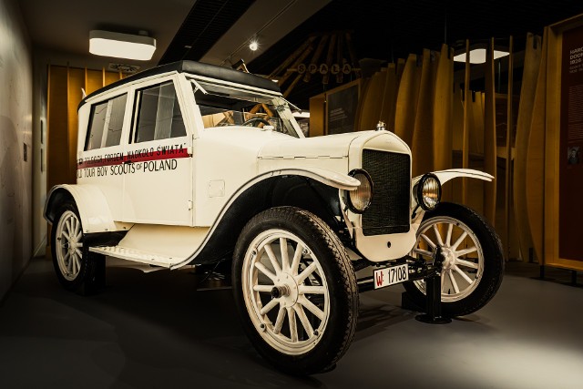 Jerzy Jeliński wraz z trójką towarzyszy-harcerzy w 1926 roku wyruszył Fordem T w podróż dookoła świata. Samochód posiadał wiele udoskonaleń i wyjątkowe nadwozie zbudowane w Warszawie. Dzisiaj jego replikę można oglądać w Muzeum i Centrum Ruchu Harcerskiego w Krakowie.