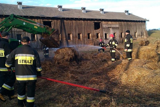 W Czarnicy (gm. Miastko) podpalono stertę słomy. Ogień szybko przeniósł się na sąsiednią stodołę. Tylko dzięki szybkiej akcji strażaków udało się uratować mienie o wartości 50 tysięcy złotych. 