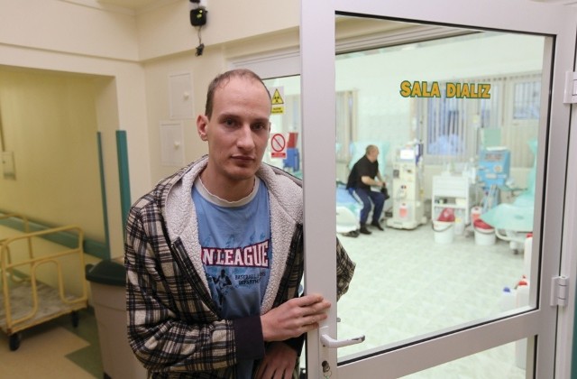 Jarosław Mazurkiewicz dializuje się od 6 lat. Co dwa dni dojeżdża do Stacji Dializ w szpitalu zakaźnym w Białymstoku,  tu spędza 4 godziny. Marzy o normalnym życiu, bez dializ.