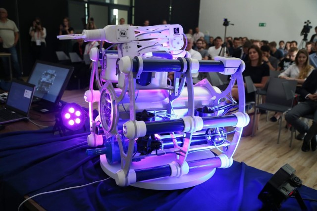 Studenci Politechniki Wrocławskiej stworzyli inteligentną łódź podwodną, z którą teraz pojadą do USA
