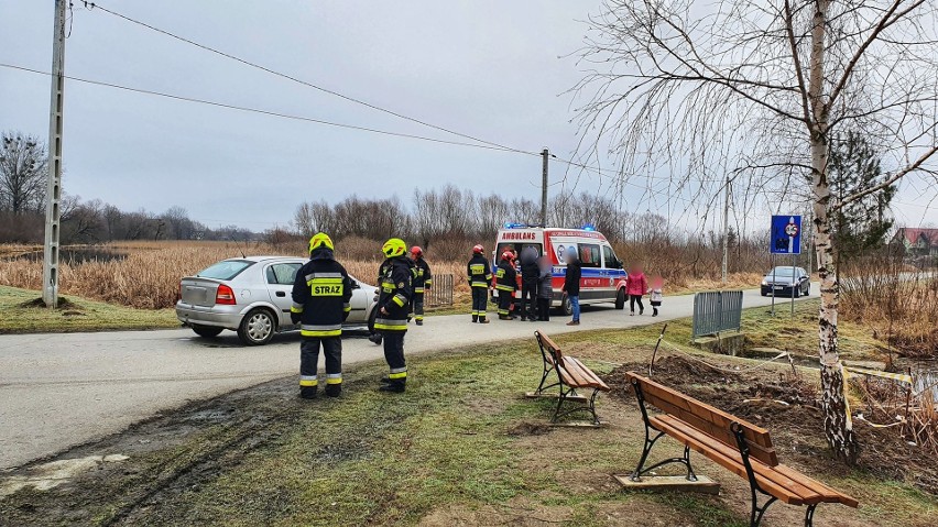 Policjanci pracują na miejscu wypadku drogowego w...