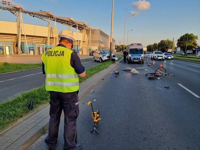 Groźny wypadek na al. Włókniarzy. Wjechał w rowerzystę na drodze rowerowej... ZDJECIA