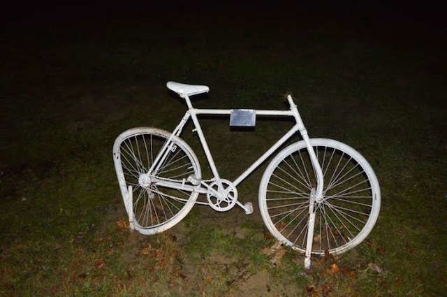 Tak wyglądał biały rower we wtorek wieczorem. - Myślę, że ktoś specjalnie ukradł go, zniszczył i odstawił na miejsce. Czemu miało to służyć? -  pyta szef BMK