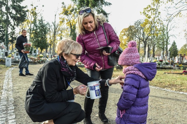 1 listopada obchodzimy Uroczystość Wszystkich Świętych. Na cmentarzach gromadzą się tłumy bydgoszczan, którzy odwiedzają groby swoich bliskich. Jak co roku, na Cmentarzu Starofarnym przy ul. Grunwaldzkiej w Bydgoszczy prowadzona jest kwesta na ratowanie najstarszych pomników na bydgoskich cmentarzach. Zobaczcie naszą fotorelację!Flesz - bezpieczne dziecko. To musisz wiedzieć!