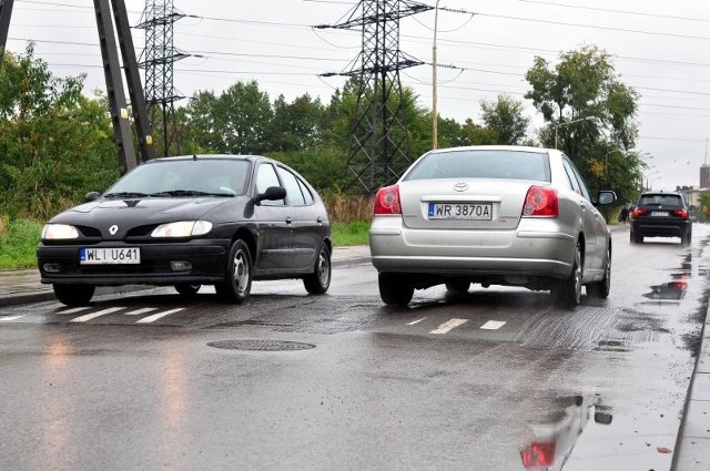 Drogowcy przerabiają progi zwalniające na ulicy Wyścigowej, dostosowując je do przejazdu autobusów komunikacji miejskiej.