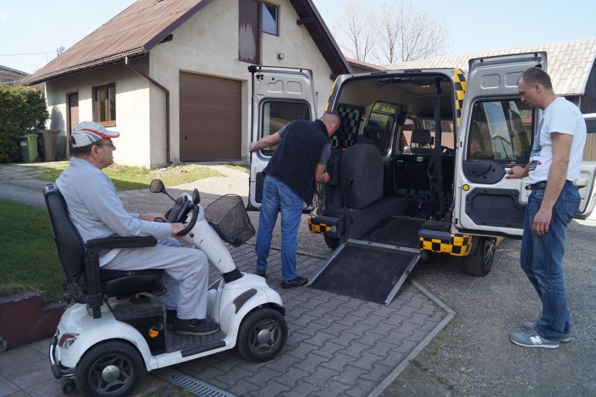 Olkusz. Ludzie na wózkach potrzebują przystosowanych taksówek. Jest tylko jedna