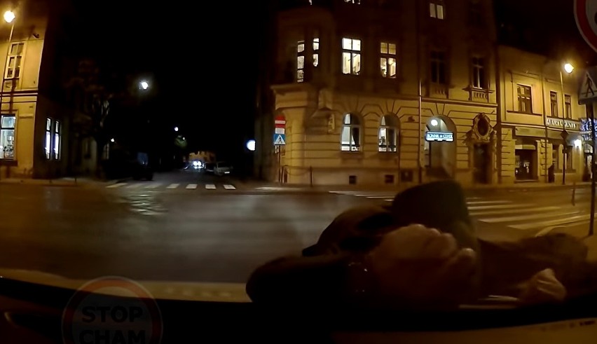 Brawurowa gra aktorska! Tak obcokrajowiec próbował wyłudzić odszkodowanie na jednym z przejść dla pieszych w Krakowie! [ZDJĘCIA, WIDEO]