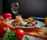 Pomysł na kolację w śródziemnomorskim klimacie – krewetki na aromatycznych pieczonych warzywach [PRZEPIS]