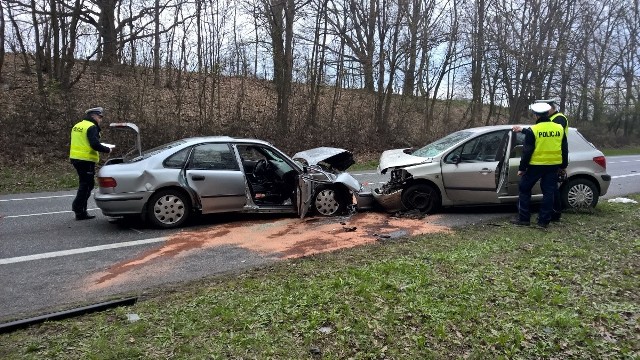 W miejscowości Morsk w powiecie świeckim doszło do wypadku. Kierowca z Olsztyna z niewyjaśnionych przyczyn zjechał na przeciwny pas ruchu. Wczoraj chwilę przez południem w miejscowości Morsk w powiecie świeckim doszło do wypadku. Kierowca z Olsztyna z niewyjaśnionych przyczyn zjechał na przeciwległy pas ruchu i zahaczył o osobówkę, a następnie zderzył się czołowo z hondą. Do szpitala trafił 38-latek z Malborka, który prowadził hondę. Przyczyny wypadku wyjaśni policyjne śledztwo.