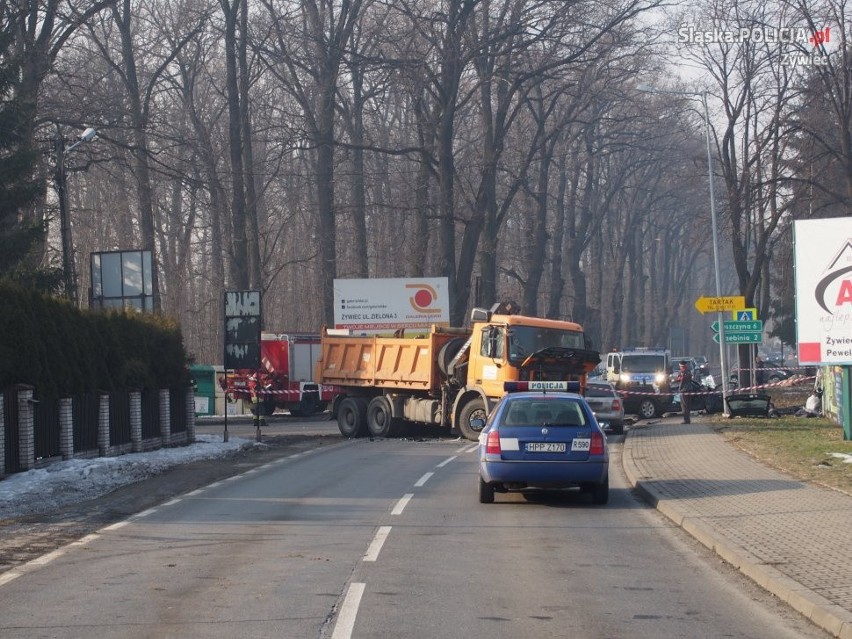 Groźny wypadek w Żywcu. Kierowca BMW wjechał pod ciężarówkę. Cztery osoby ranne