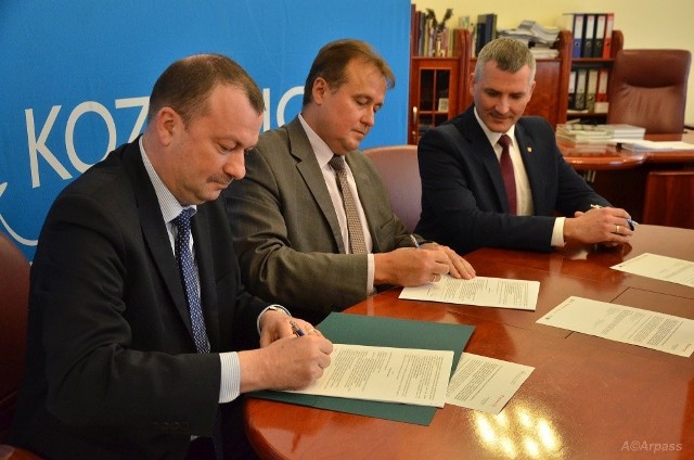 Umowę podpisali wicemarszałek Wiesław Raboszuk, burmistrz Tomasz Śmietanka i członek zarządu województwa Rafał Rajkowski.
