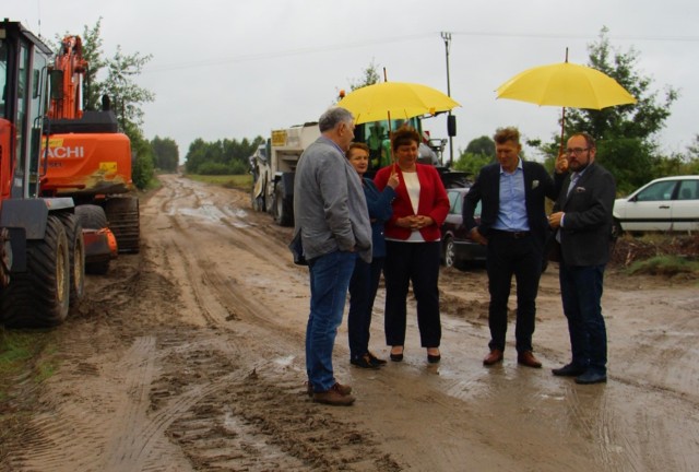 Przedstawiciele władz samorządowych z powiatu radomskiego i gminy Przytyk na miejscu jednej z inwestycji drogowych.