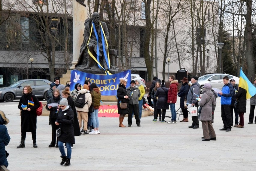 Kielecka Manifa pod hasłem „Kobiety dla Pokoju”. Pod znakiem wsparcia dla Ukrainy [ZDJĘCIA, WIDEO]