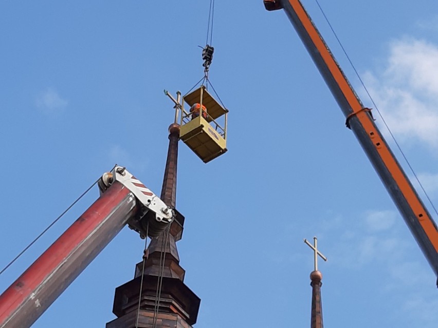 Ostrołęka. Wieże kościoła pw. św. Franciszka są już gotowe. Zamontowano je 29.06.2022. Zobacz zdjęcia