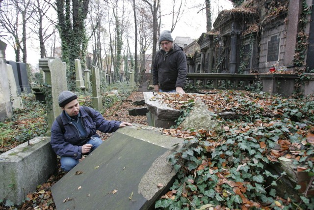 Na katowickim cmentarzu przy ul. Kozielskiej wandale zniszczyli ostatnio 20 nagrobków. Rozgoryczeni żydowscy społecznicy apelują o poszanowanie miejsc pochówku