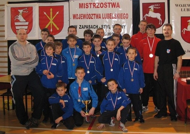 Zapaśnicy Czarnych Połaniec bardzo dobrze wypadli na turnieju w Kraśniku. Na zdjęciu z trenerami - Wiktorem Skrobaczem (z lewej) i Tadeuszem Szkwarkiem.