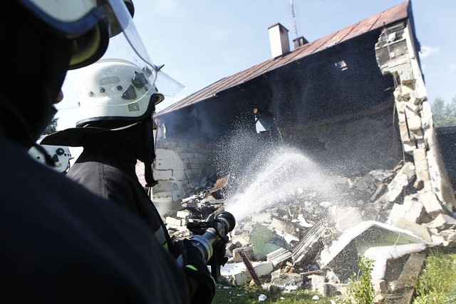 Eksplozja w domu w BaryczceDo wybuchu doszło dzisiaj ok. godziny 14. Siła eksplozji była tak potężna, że w promieniu kilkudziesięciu metrów w okolicznych budynkach popękały szyby.