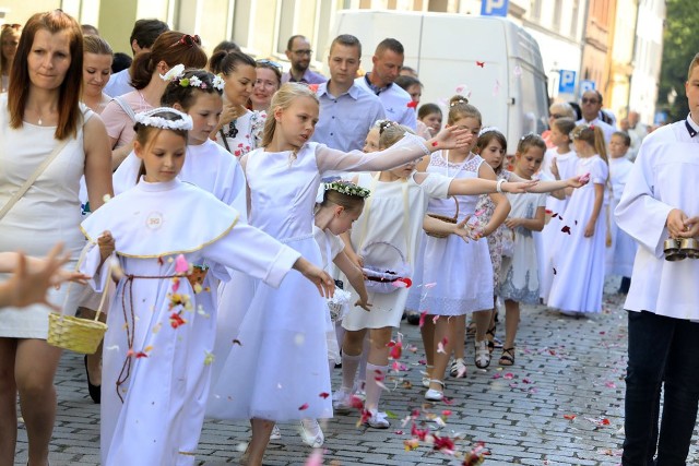 W Boże Ciało, jak co roku, ulicami Torunia przeszły procesje. Zobaczcie zdjęcia.Wideo: Info z Polski 24.05.2018