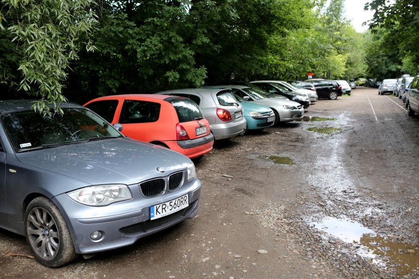 Dziki parking w sąsiedztwie wiaduktu przy ul. Prądnickiej