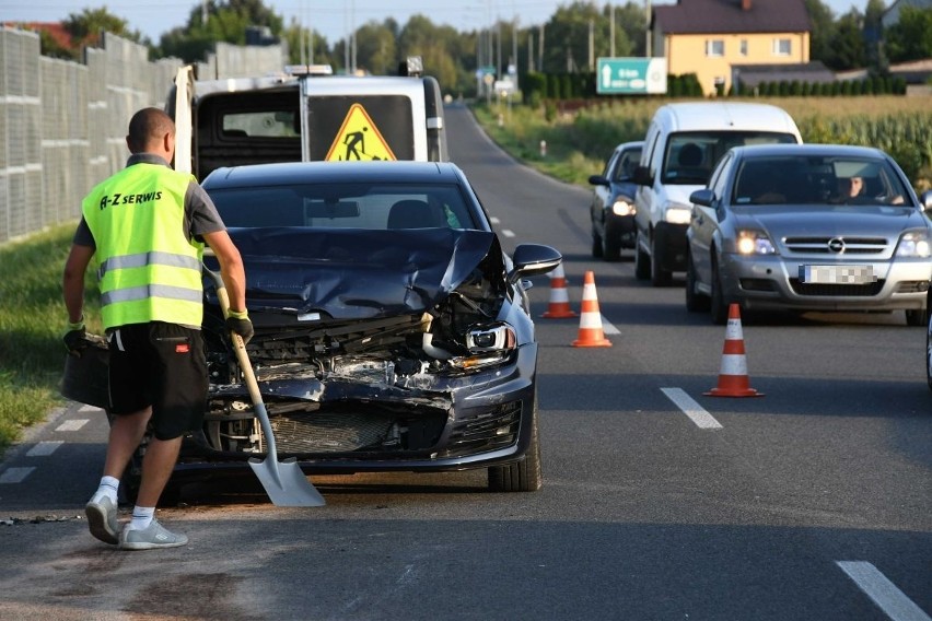Na drodze wojewódzkiej w Promniku zderzyły się trzy samochody osobowe. Jedna osoba w szpitalu