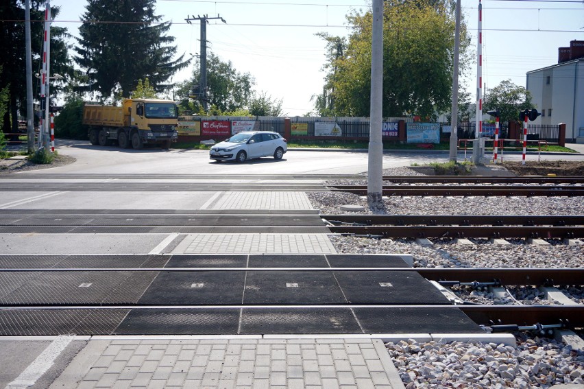 Kierowcy narzekają na przejazdy kolejowe w Miłocinie,...