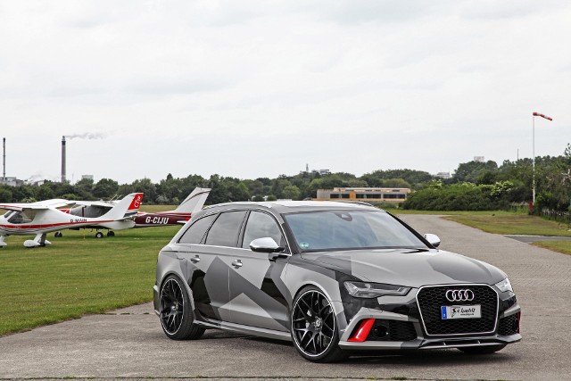 Audi RS6 / Fot. Jordi MirandaKaroserię Audi RS6 pokryto folią układającą się w motyw kamuflażu. Czerwone wstawki w przednim i tylnym zderzaku budzą skojarzenia z wojskowymi myśliwcami.Są jak najbardziej na miejscu. Silnik 4.0 V8, który w fabrycznym wydaniu rozwiał 560 KM udało się podrasować do 680 KM. Wystarczyło jedynie przestroić komputer sterujący motorem.