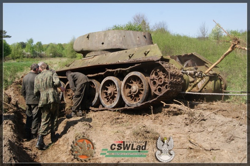 Poznań: Wyciągnęli zapomniany czołg z poligonu [ZOBACZ ZDJĘCIA] 