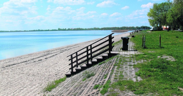 Z myślą o nadchodzącym sezonie miasto poprawiło już ławki, naprawiło i zakonserwowało schody prowadzące na plażę.