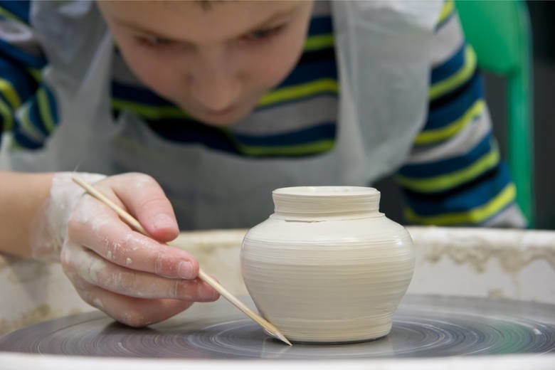 Ceramiczne dzieła wykonane przez młodych artystów ze Zduńskiej Woli