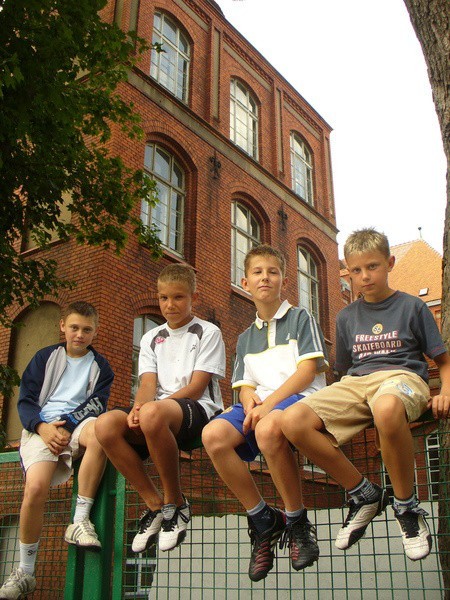Dawid Kaczmarek (od lewej), Albin Wysocki, Łukasz Flak i Paweł Koza mają teraz wakacje, ale cieszą się, że ich szkoła stanie się ładniejsza