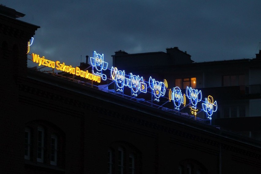 W Poznaniu można podziwiać nowy neon. Znajduje się na...