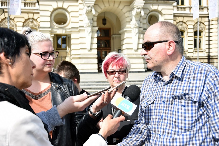 Protest pod Ratuszem w Nowym Sączu. Żądają większej pomocy dla osób niepełnosprawnych