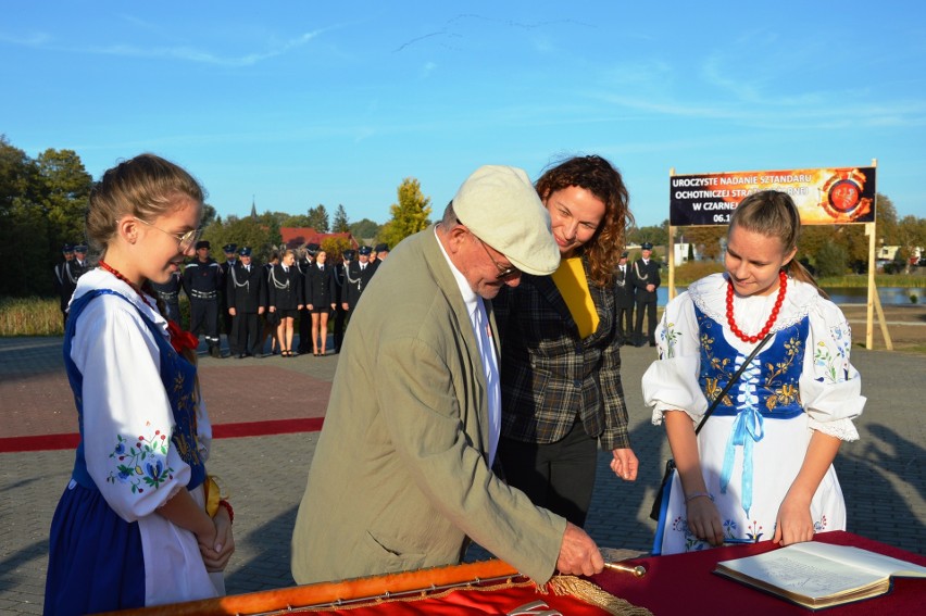 Strażacy z Czarnej Dabrówki ochotnicy mają swój sztandar