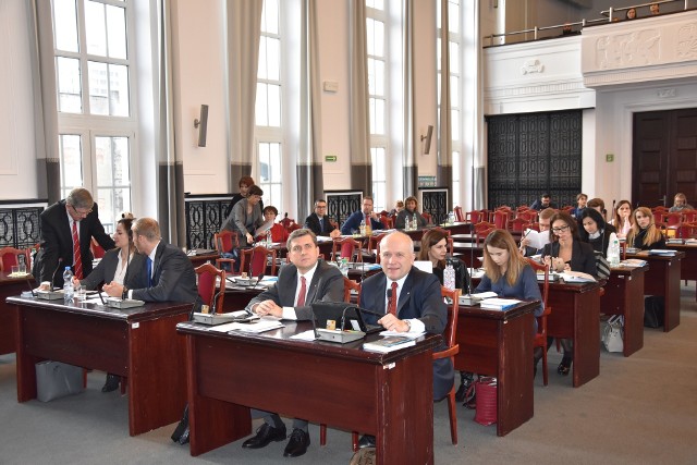 Rada Miejska w Łodzi uchwaliła apel do premiera o utworzenie funduszu rekompensat dla samorządów z powodu drastycznych podwyżek cen energii elektrycznej.