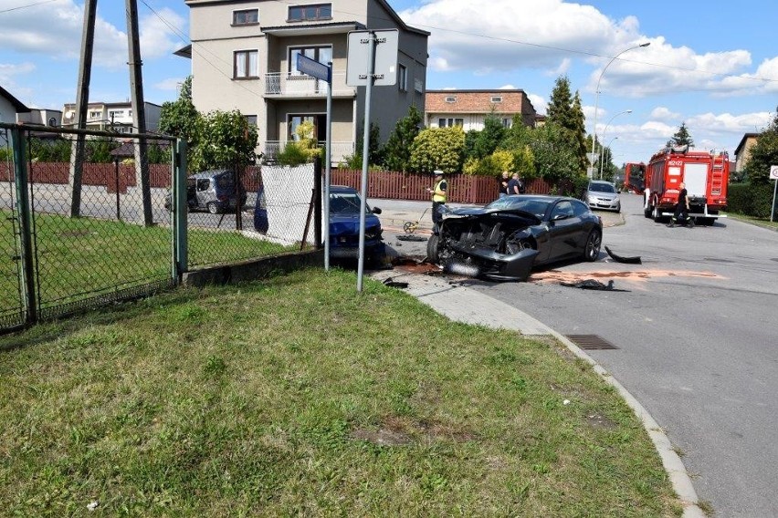 Tarnów. Ferrari zderzyło się z seicento i seatem. Samochód nadaje się do kasacji