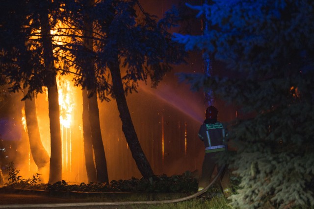 Do rana trwało dogaszanie pożaru na terenie "rolniczaka" w Słupsku