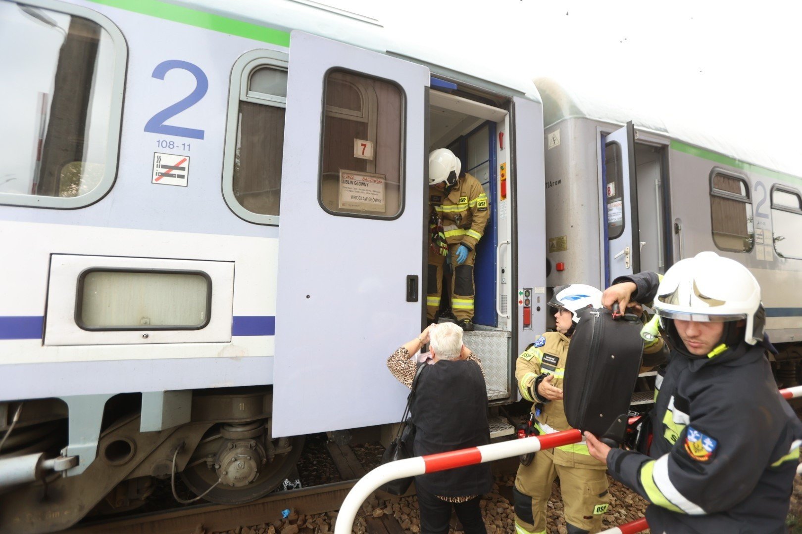 Wypadek na przejeździe kolejowym pod Wrocławiem. Samochód osobowy zderzył się z pociągiem