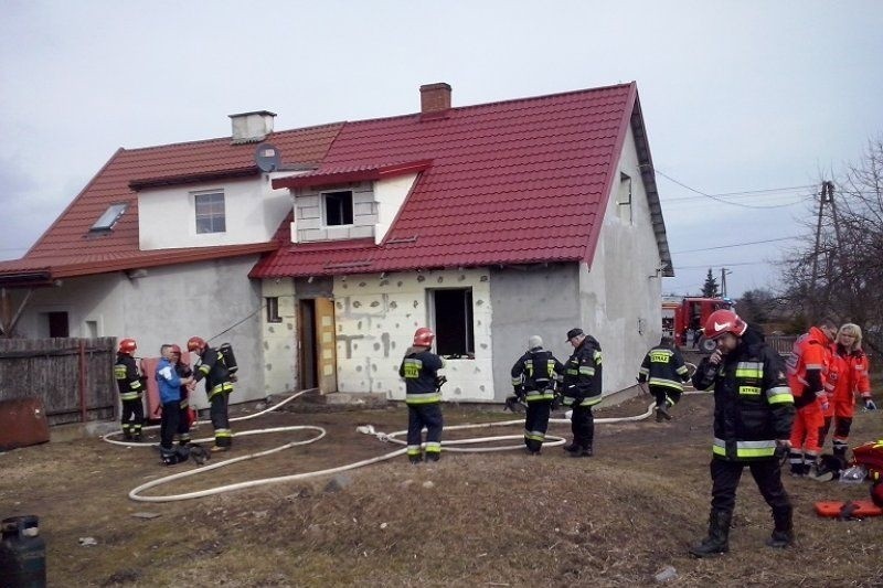 Rostek. Tragiczny pożar. Kobiety nie udało się uratować (zdjęcia)