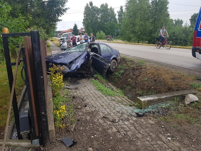 Wypadek w Sokolnikach. Samochód uderzył w drogowy przepust, trzy osoby poszkodowane. Na miejscu pracują służby