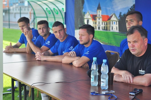 Czwartkowa konferencja prasowa Sportowej Spółki Akcyjnej Siarka Tarnobrzeg przed inauguracją drugoligowego sezonu. Od lewej: Michał Paluch, Marcin Bochenek, Marcin Stefanik, Robert Chwastek, Bartosz Walencik, czyli nowi piłkarze w zespole. Na pierwszym planie trener Tomasz Tułacz.