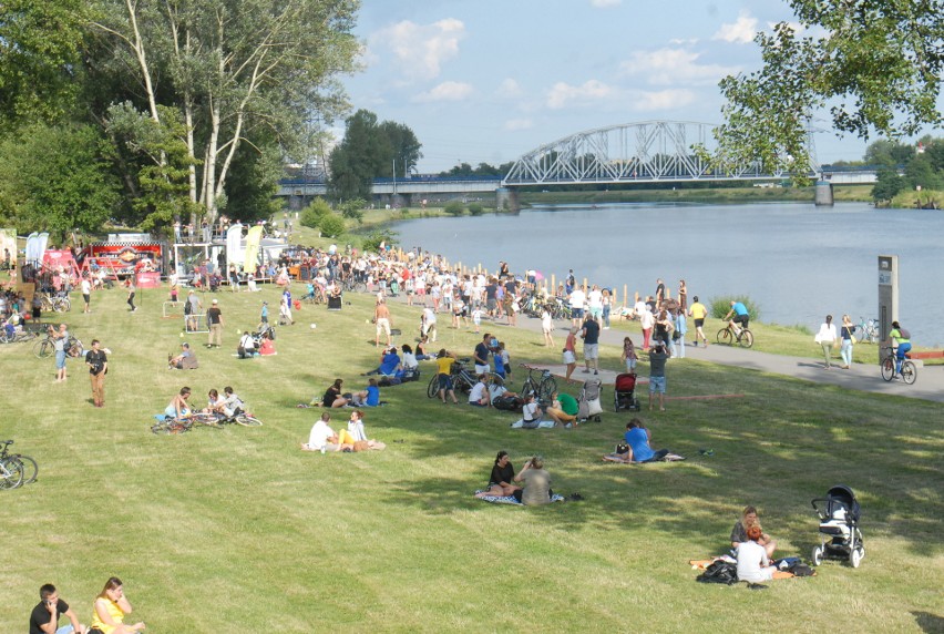 Kraków. Miejska plaża otwarta [ZDJĘCIA]